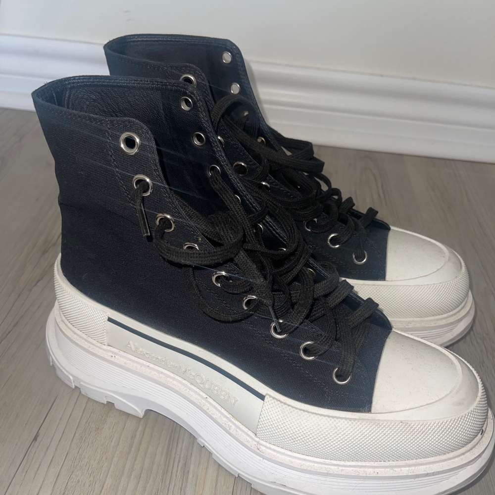 Boots need a wipe down and will be great condition